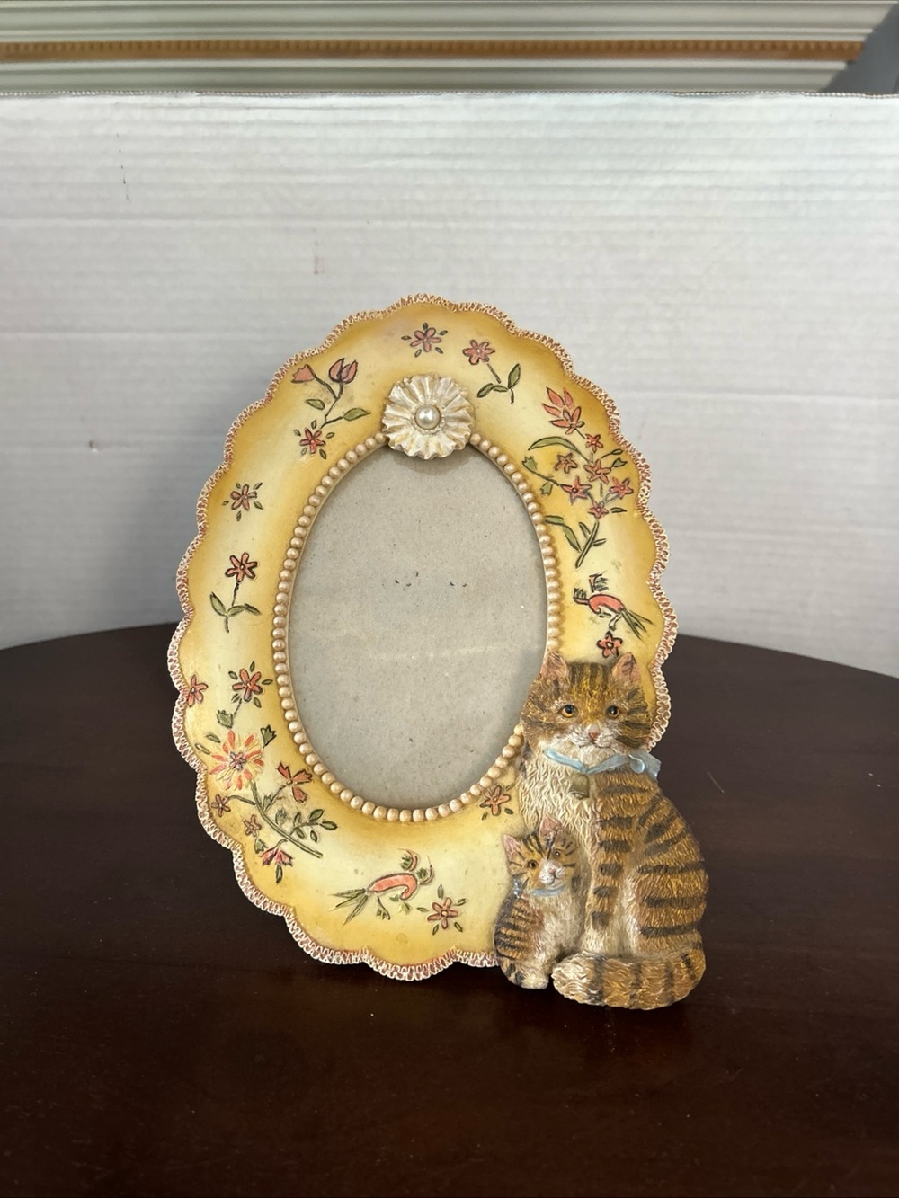 Vtg. 3D Cottagecore Yellow Floral Oval resin Photo Frame with Cat & her kitten